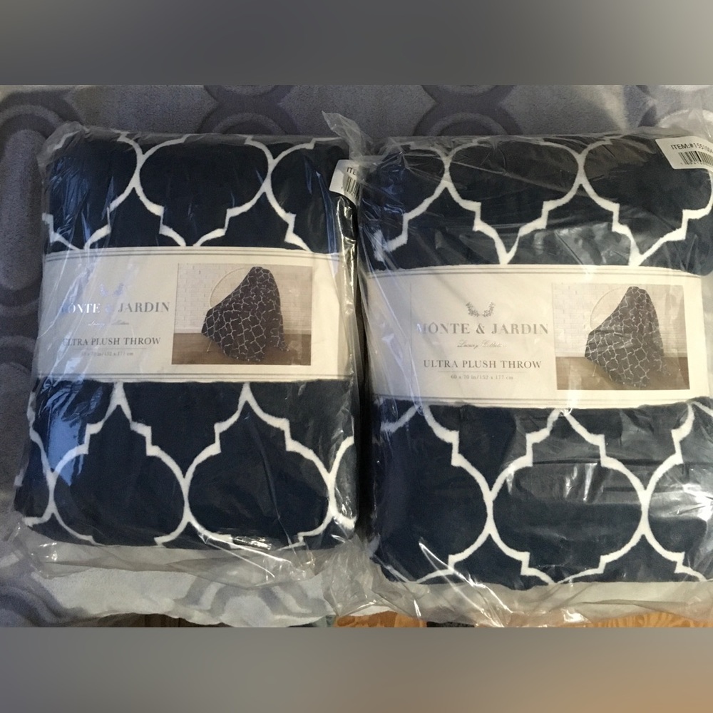 Set of 2 Monte & Jardin ultra plush blankets!